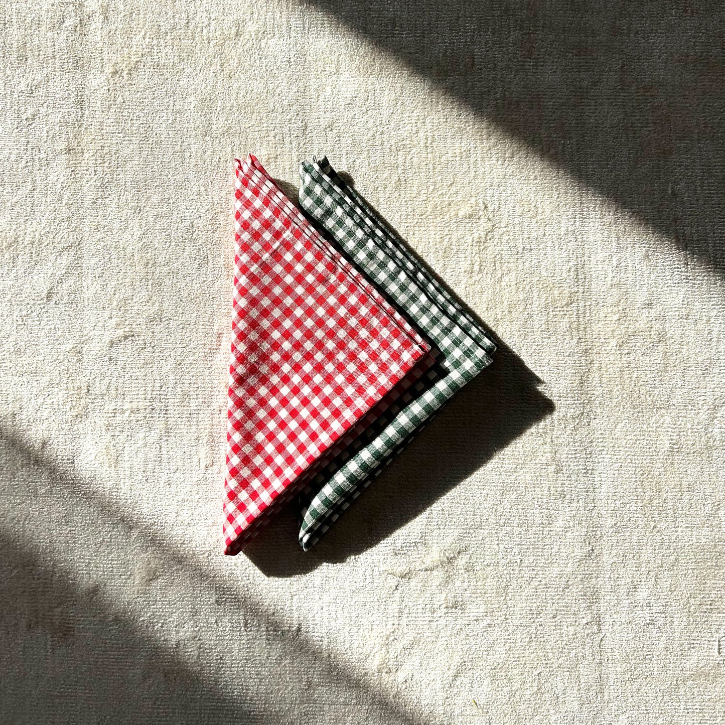 Cotton_napkins_red_and_green_checks_christmas_idea_regalo_table_setting