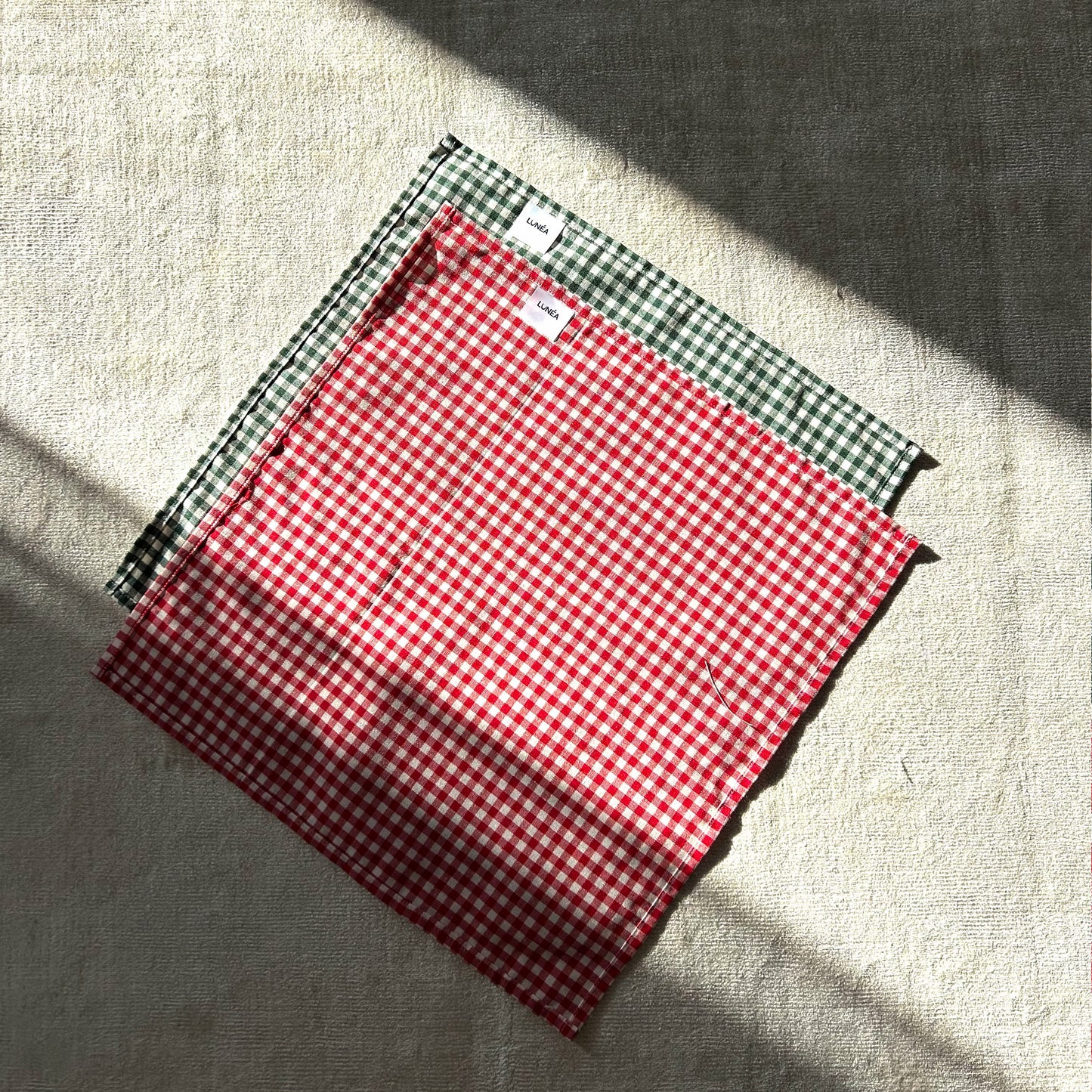 Cotton_napkins_red_and_green_checks_table_setting_idea_christmast