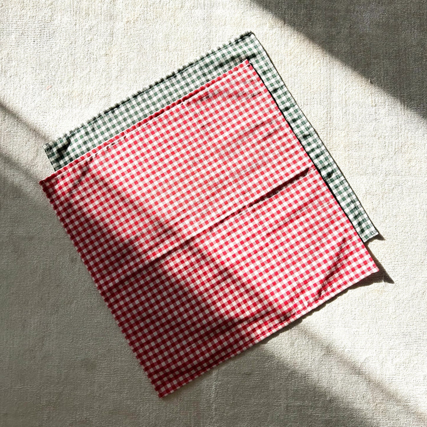 Napkins_squared_red_and_green_christmas_table_decor