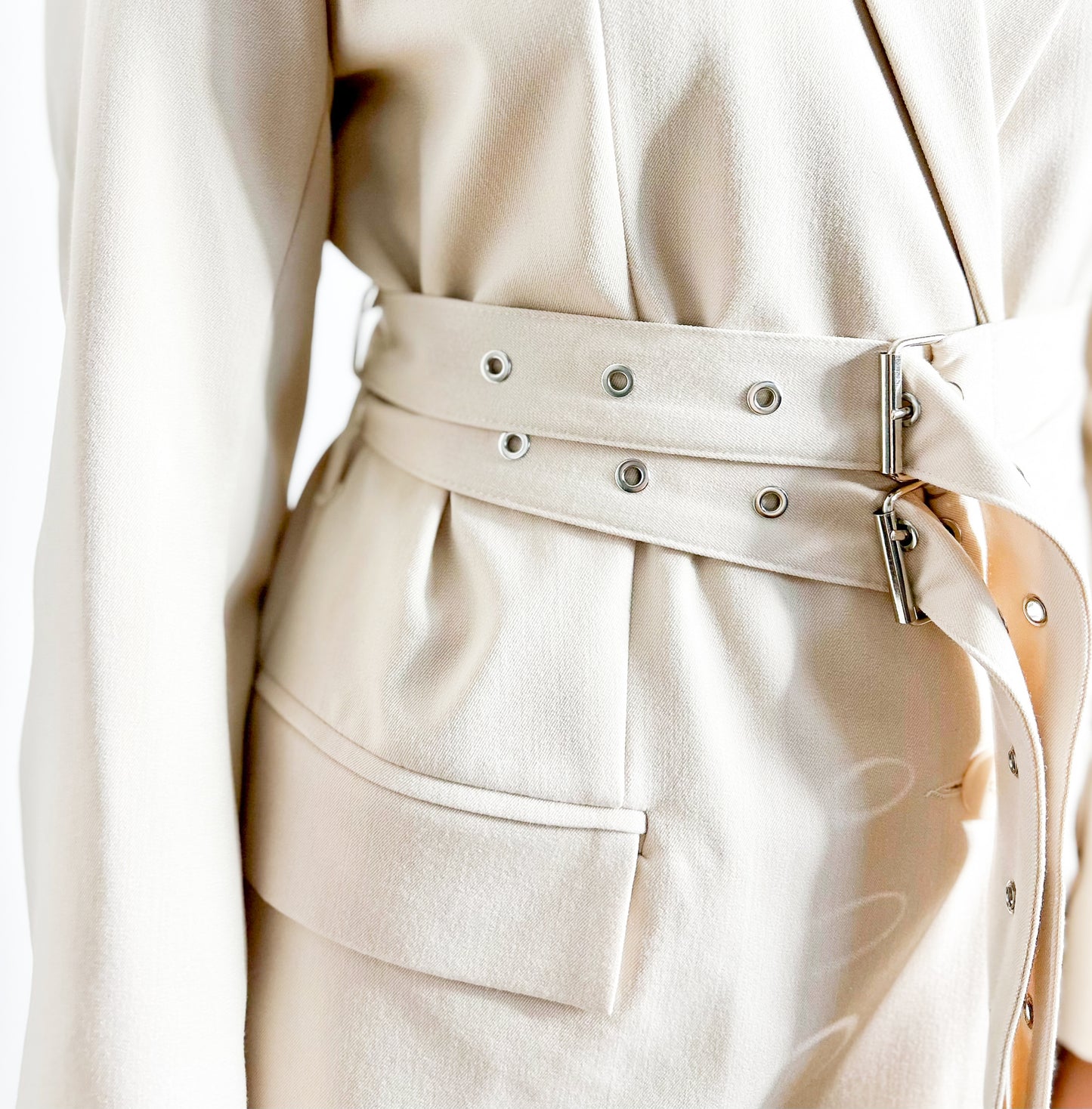 beige_blazer_with_belt_party_look_balmain