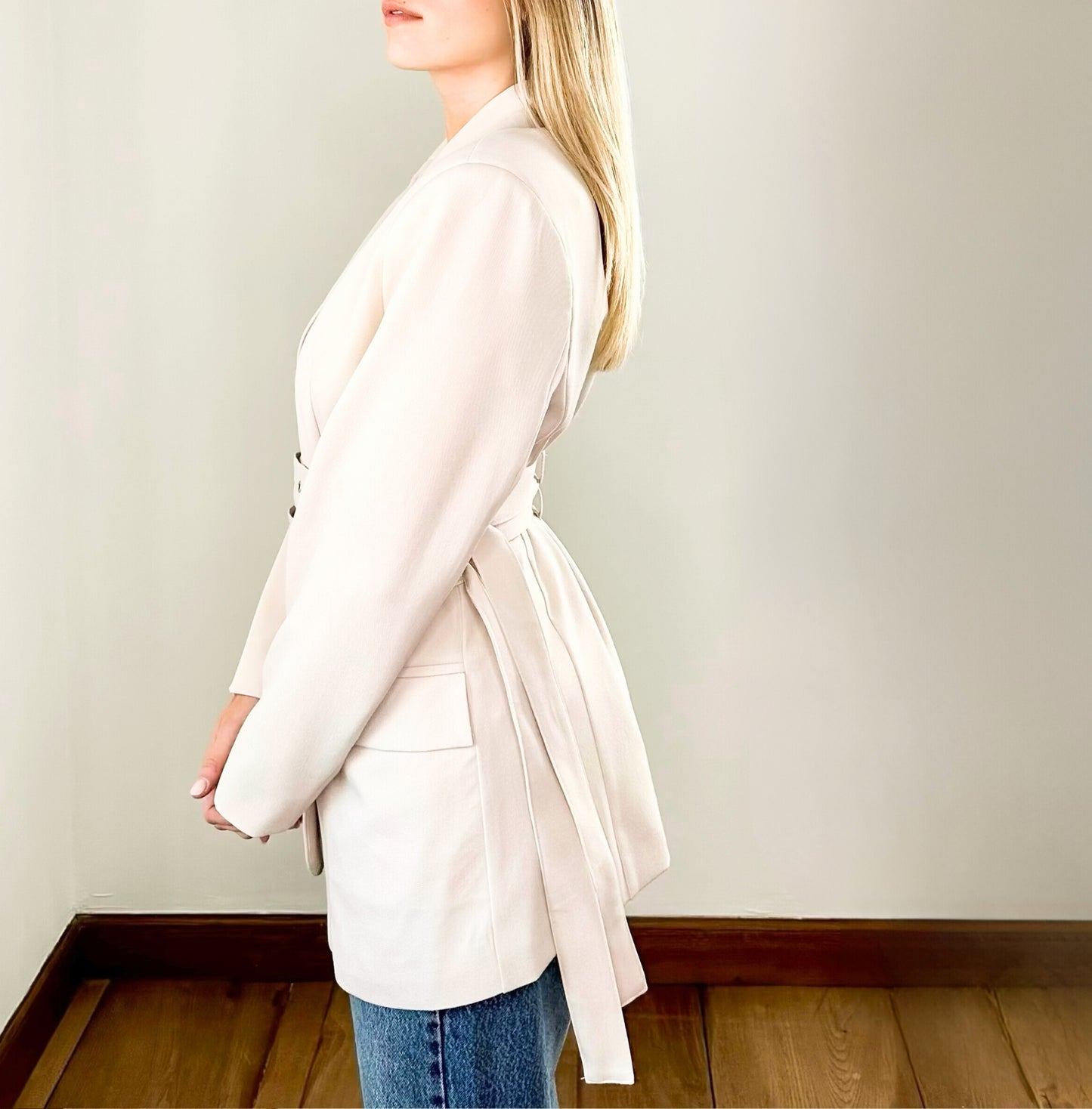 blazer_beige_con_cintura_party_look_natale_casual_look-balmain-miumiu