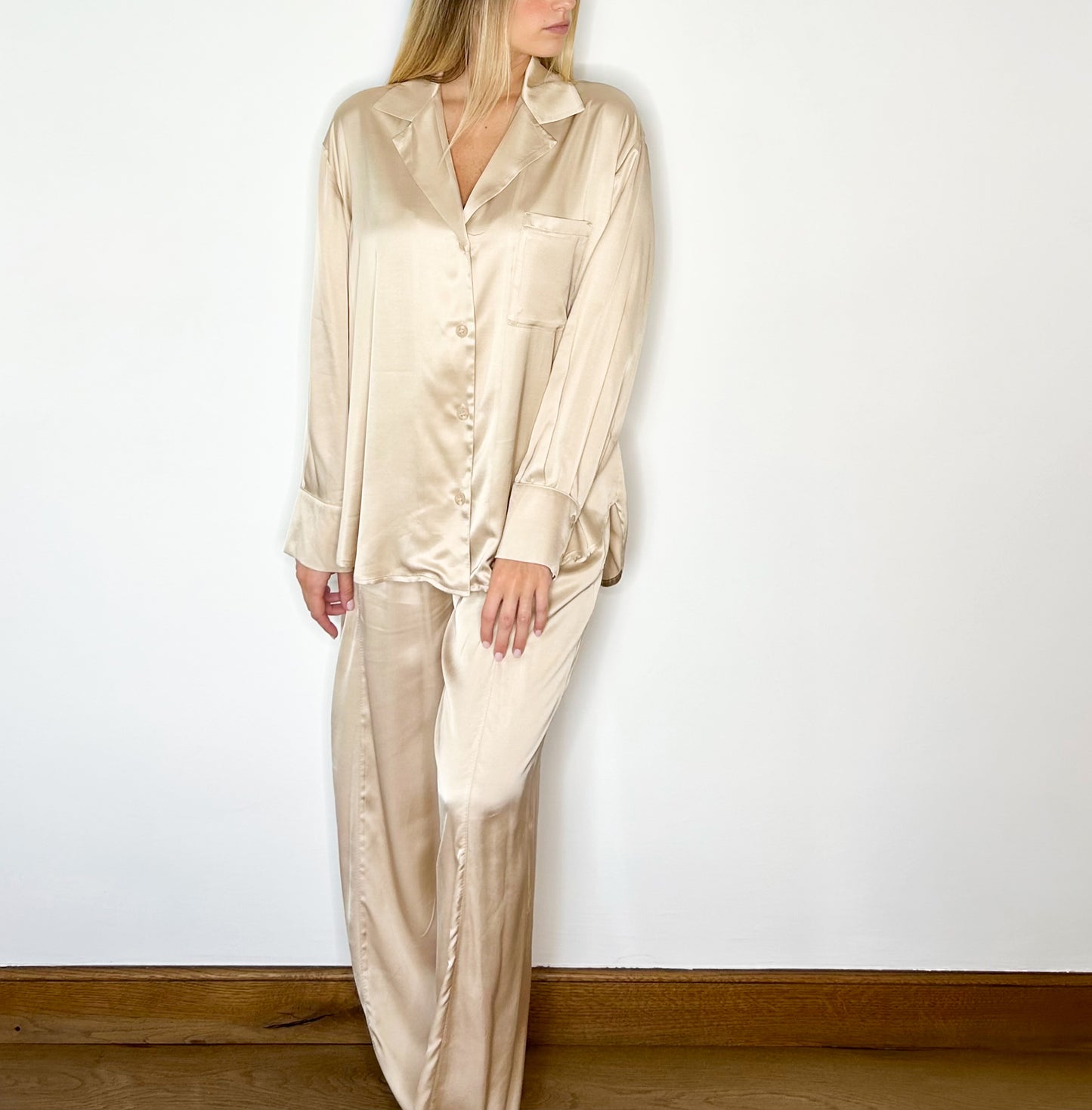 completeinsatenbeigeloungewearpartylookchristmas
