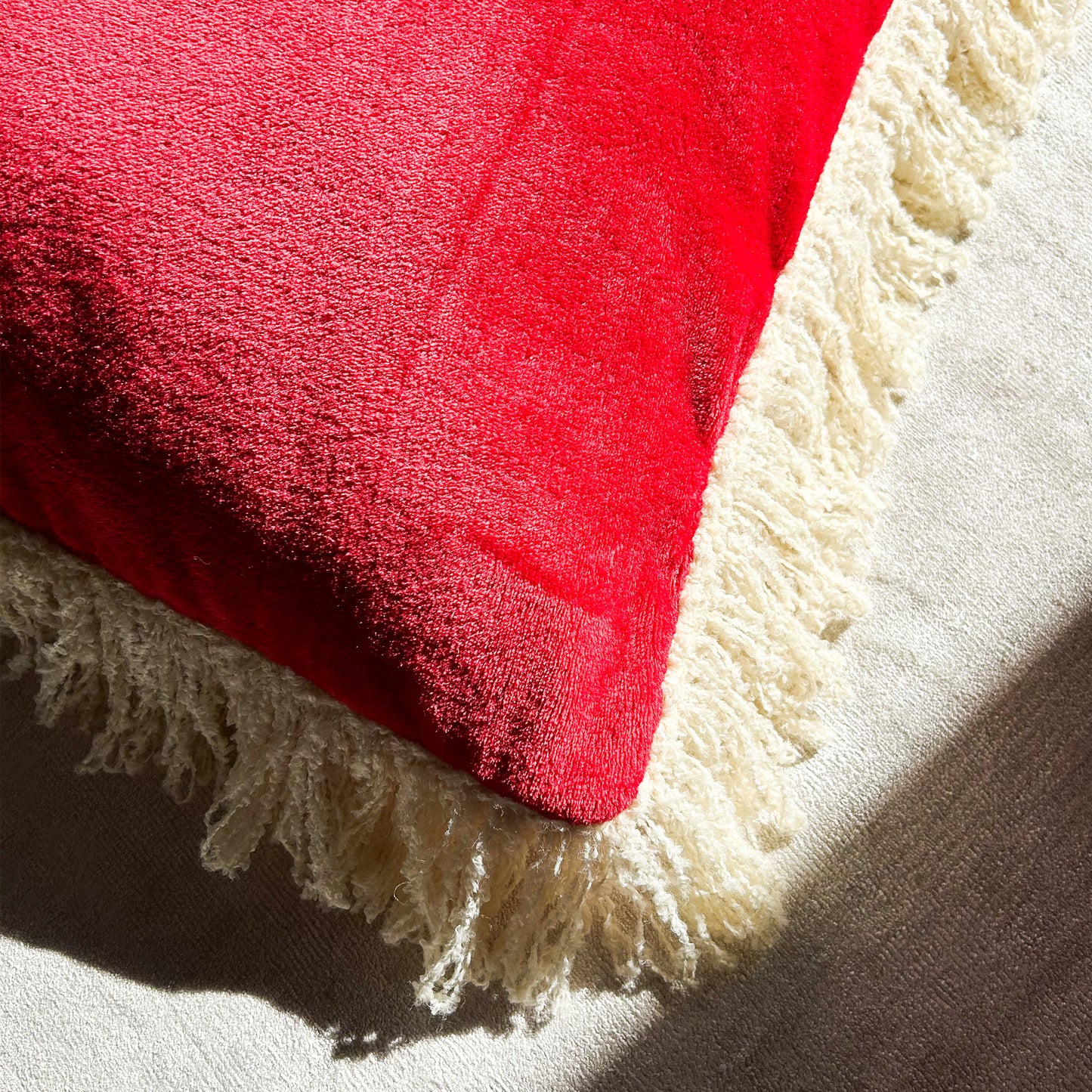 federa_cuscino_pelliccia_rossa_con_dettaglio_frange_panna_divano_natale_idea_regalo