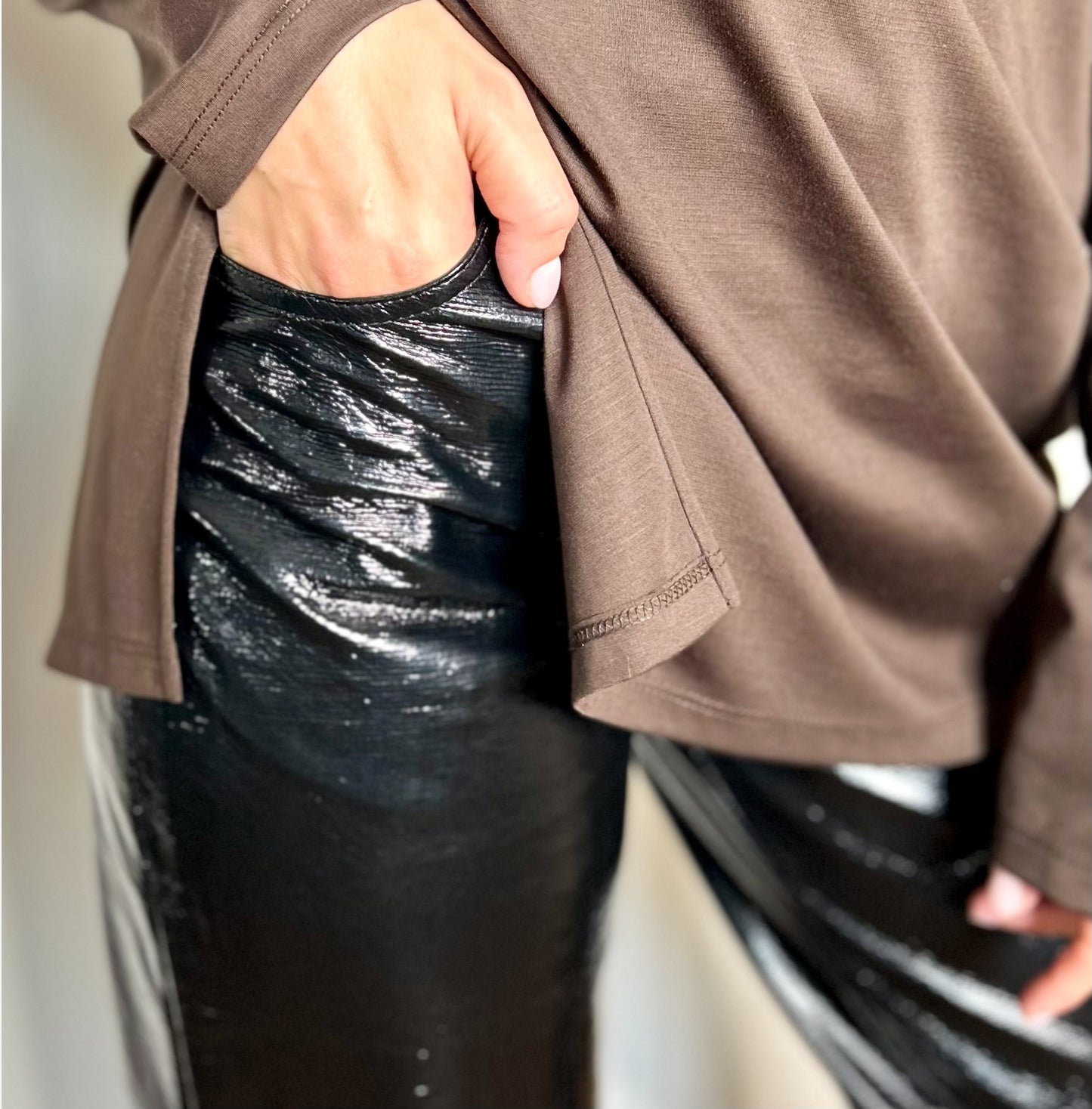 tight-fitting faux leather trousers party look