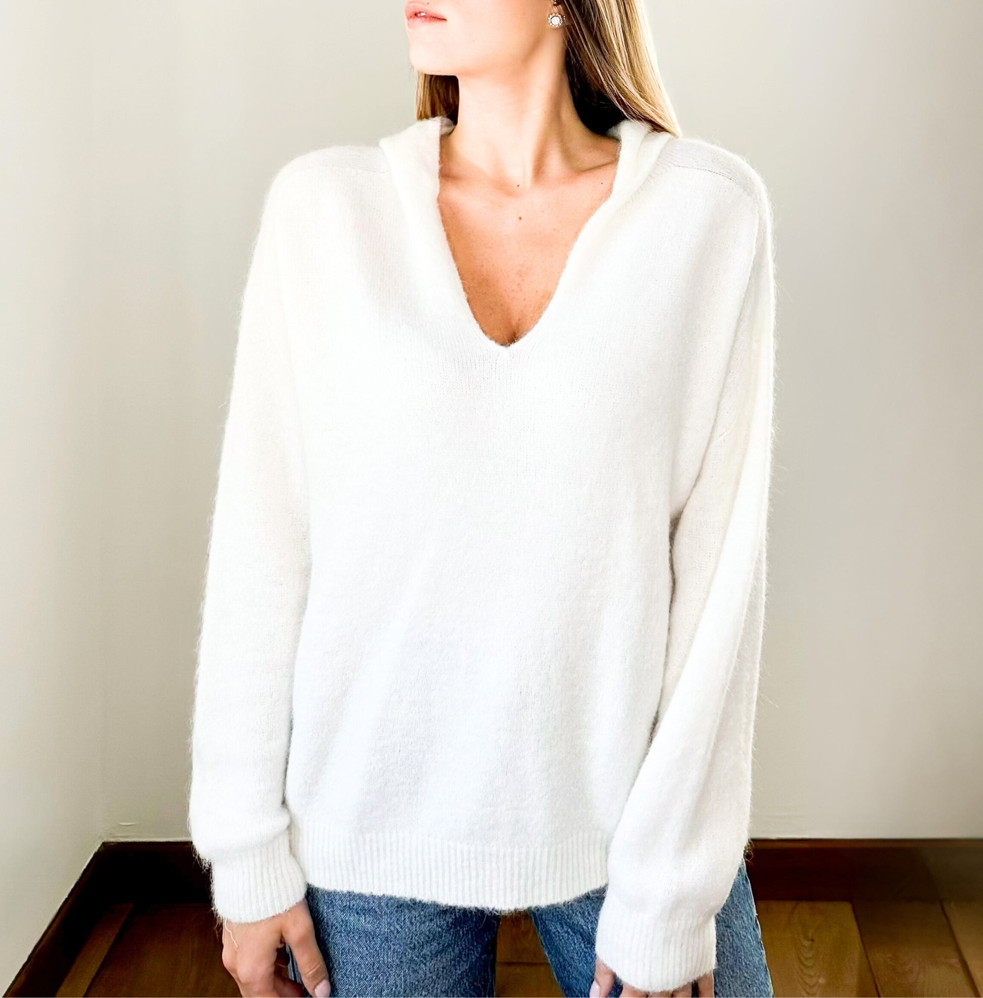 White_hooded_shirt_for_women_casual