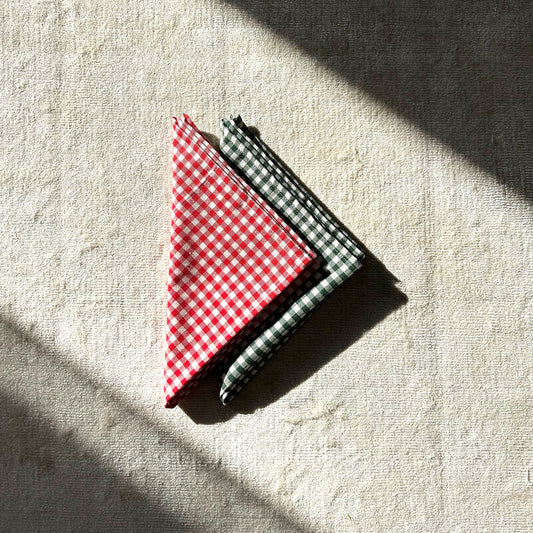 Cotton_napkins_red_and_green_checks_christmas_idea_regalo_table_setting