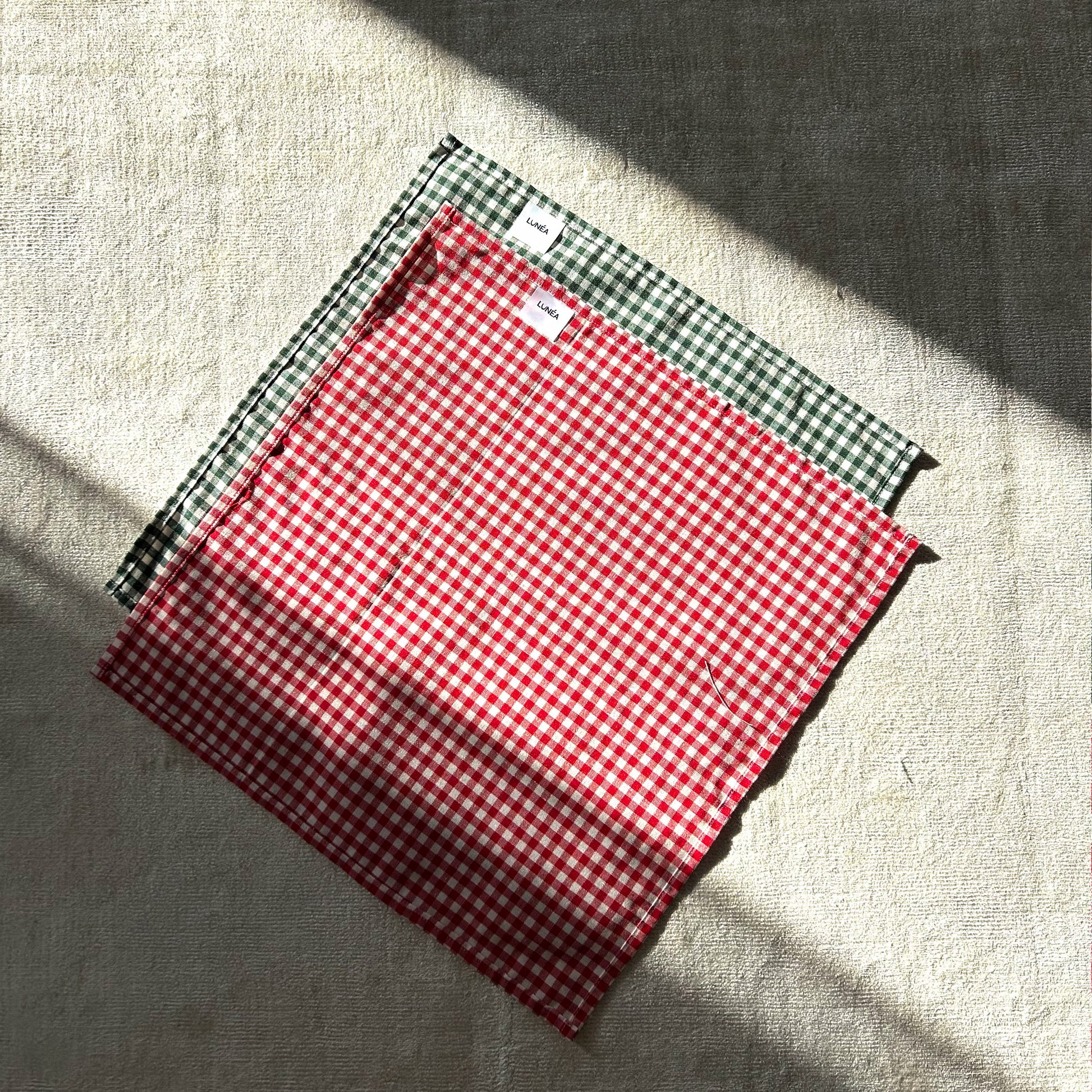 Cotton_napkins_red_and_green_checks_table_setting_idea_christmast
