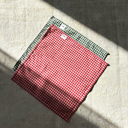 Cotton_napkins_red_and_green_checks_table_setting_idea_christmast
