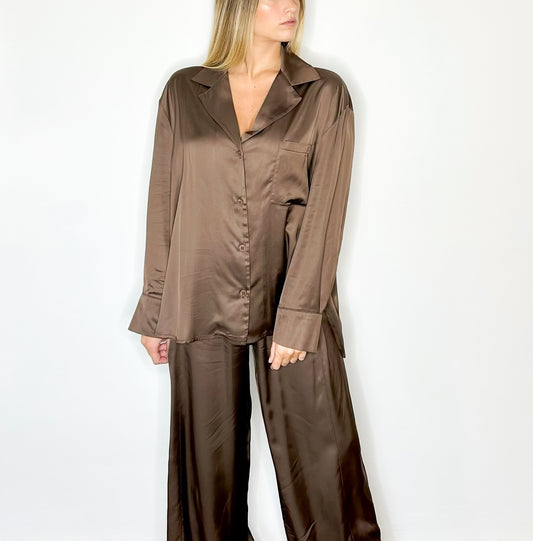 suitinsatenbrownloungewearpartylook