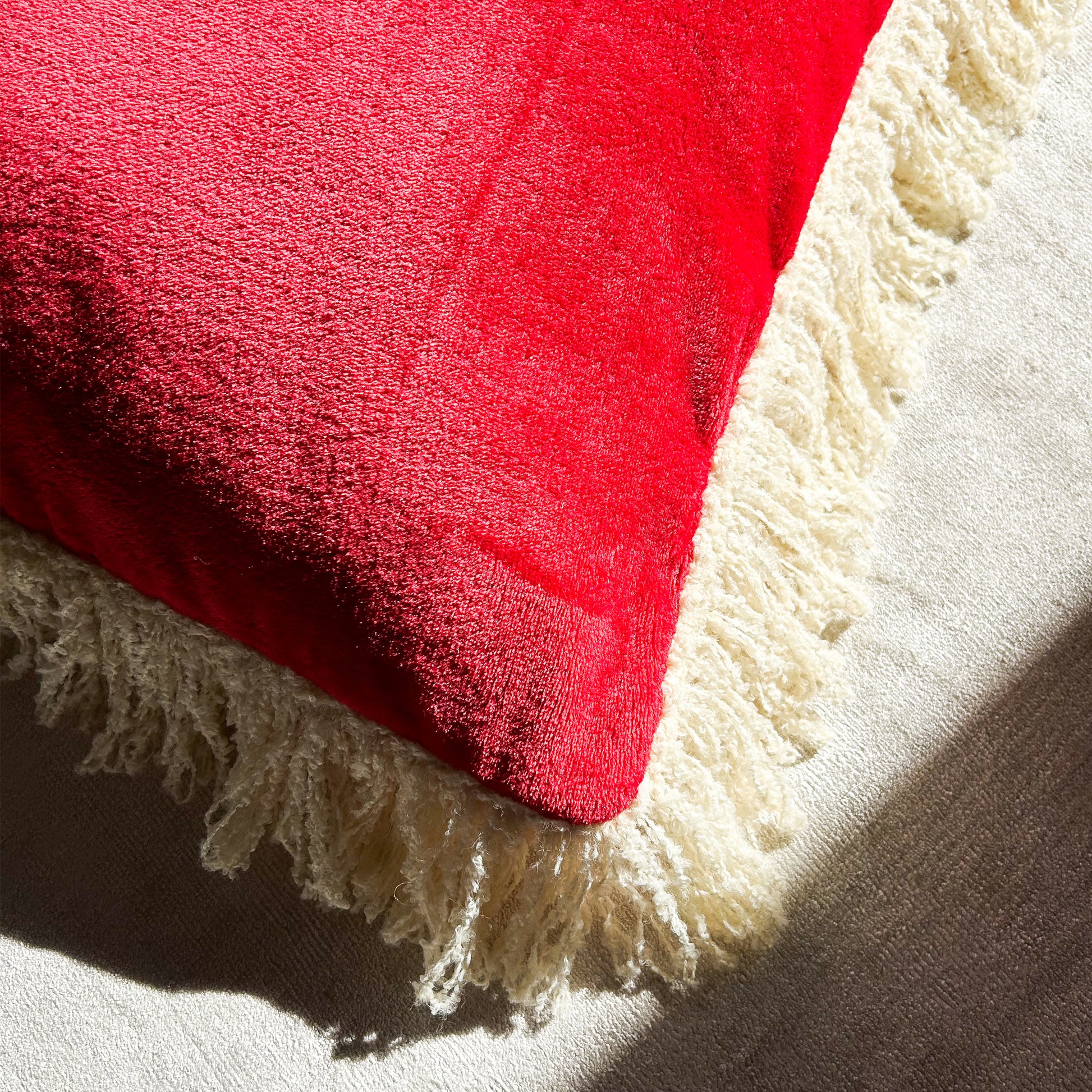 federa_cuscino_pelliccia_rossa_con_dettaglio_frange_panna_divano_natale_idea_regalo